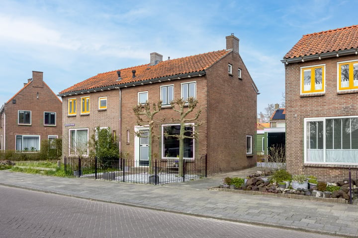 Burgemeester Ferfstraat 2 in Westzaan foto