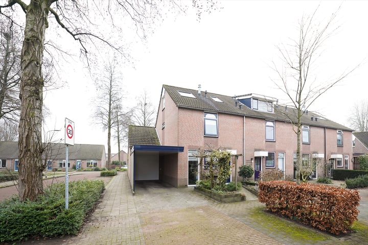 Burgemeester Hoekstrastraat 2 in Nijkerk foto