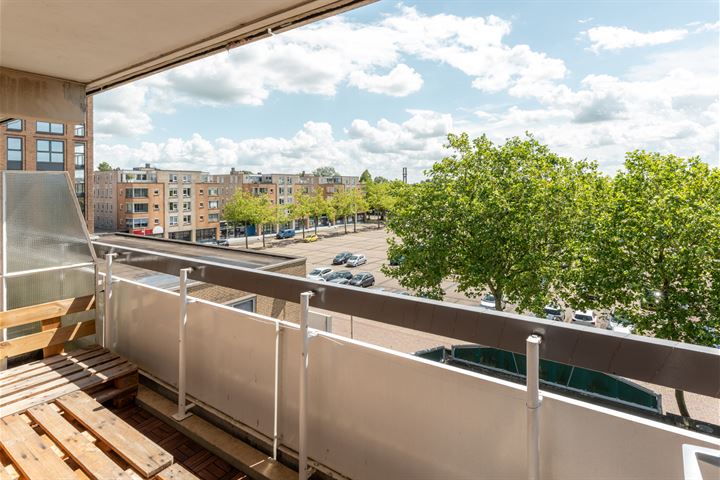 Burgemeester Kuperusplein 84 in Heerenveen foto