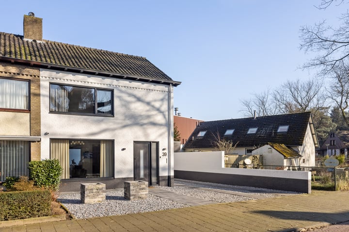 Burgemeester Uijenstraat 39 in Waalre foto