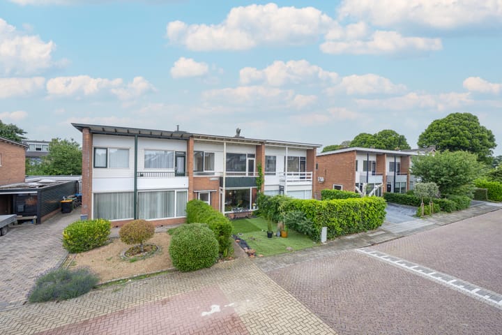 Burgemeester Van den Steenstraat 10 in Tiel foto