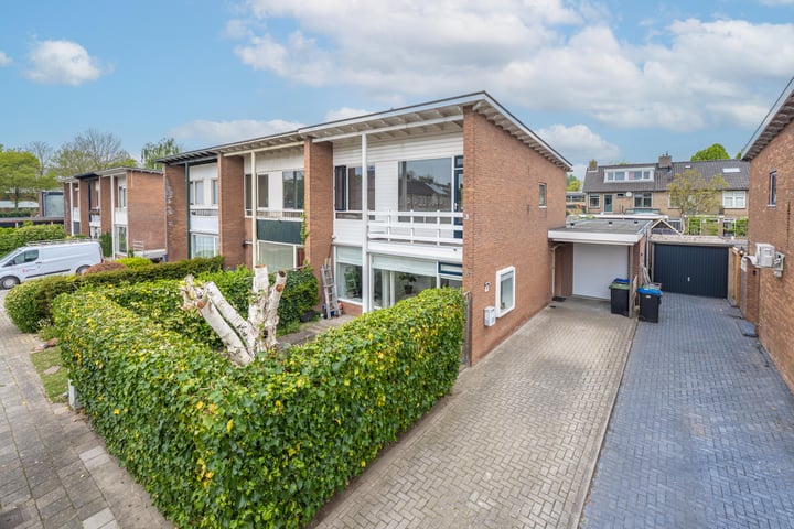 Burgemeester Van den Steenstraat 8 in Tiel foto