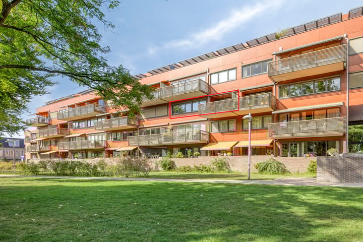 Burgemeester van Dijkeplein 76 in Ede foto