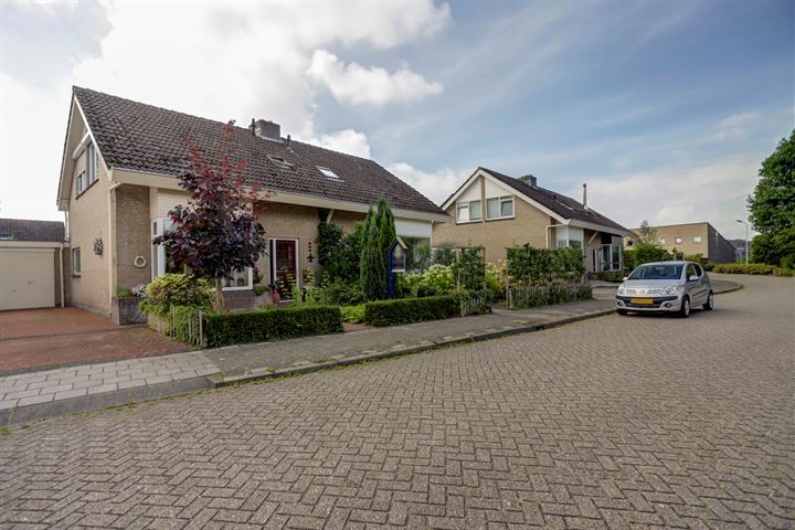 Burgemeester van Eetenstraat 15 in Nieuwerkerk foto