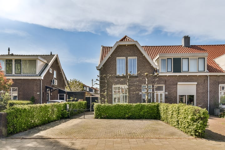Burgemeester van Esstraat 131 in Pernis Rotterdam