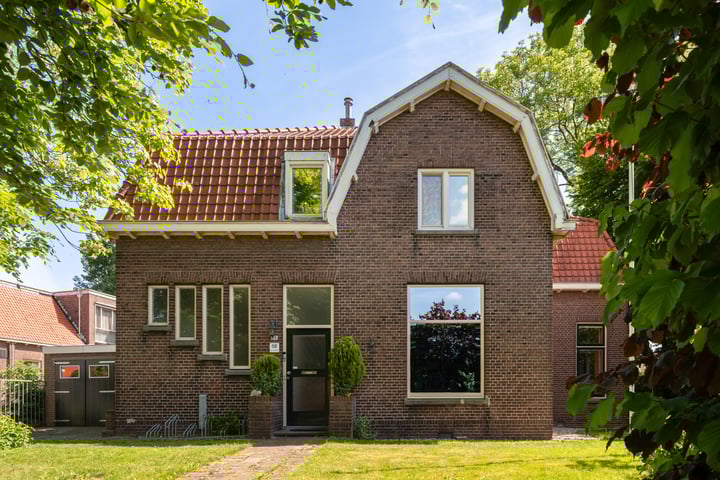Burgemeester van Esstraat 58 in Pernis Rotterdam foto
