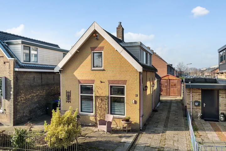 Burgemeester van Esstraat 61 in Pernis Rotterdam foto