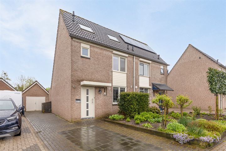 Burgemeester van Everdingenstraat 21 in Beusichem foto