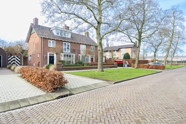 Burgemeester van Grotenhuisstraat 4 in Waalwijk foto