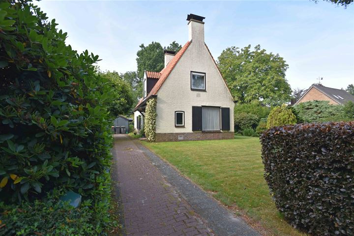 Burgemeester van Walsemlaan 1 in Epe foto