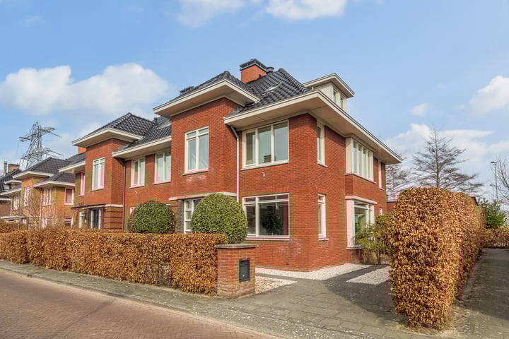 Burgemeester Verver-Aartsenlaan 8 in Voorschoten foto