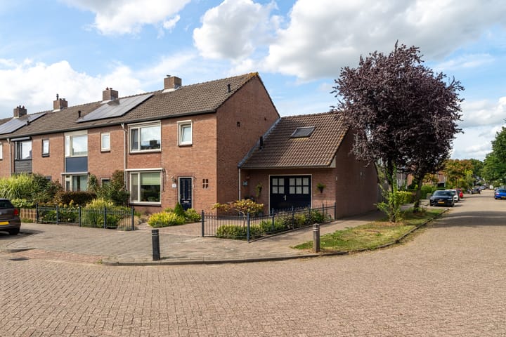 Chrysantenstraat 2 in Wijk en Aalburg foto