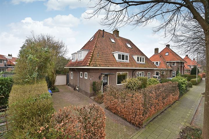 Constantijn Huijgenslaan 28 in Bussum foto