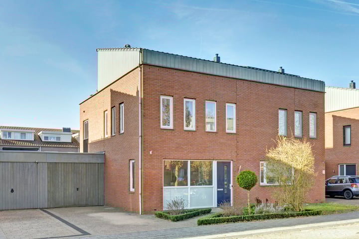 Dageraad 26 in Elst foto