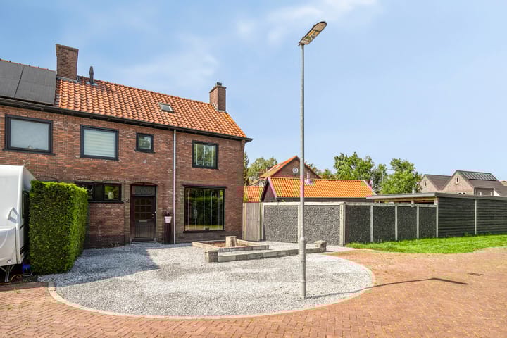 De Genestetstraat 2 in Barneveld foto