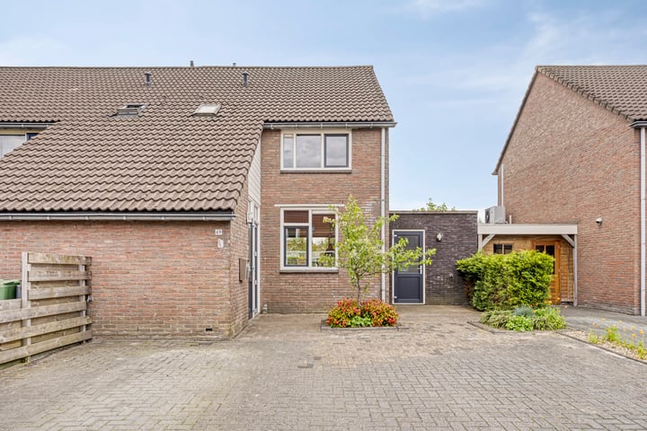 De Houtduif 69 in Surhuisterveen foto