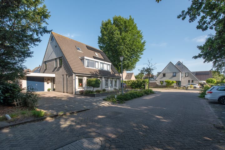 De Regenboog 30 in Tuitjenhorn foto
