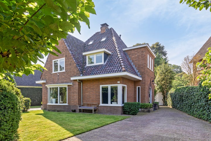 de Roy van Zuidewijnlaan 47 in Breda foto