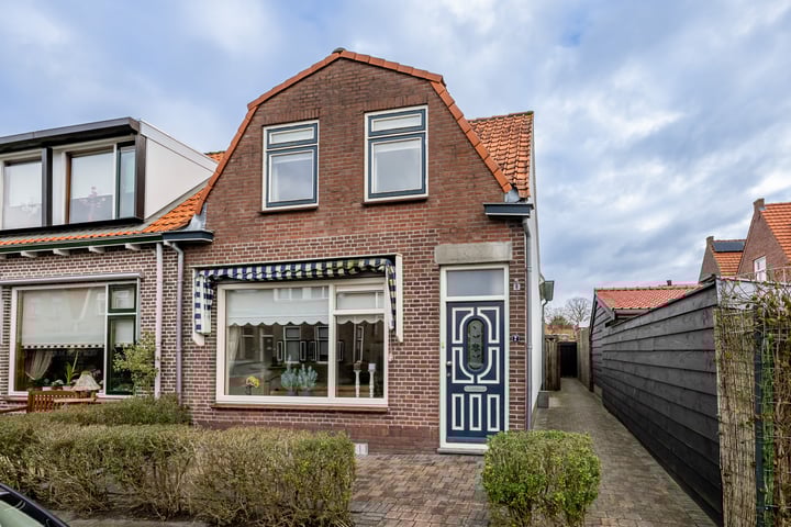 de Ruijterstraat 2 in Middelharnis foto