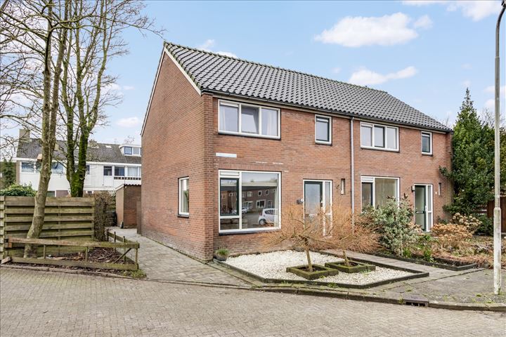 De Tuorrebout 14 in Grou foto