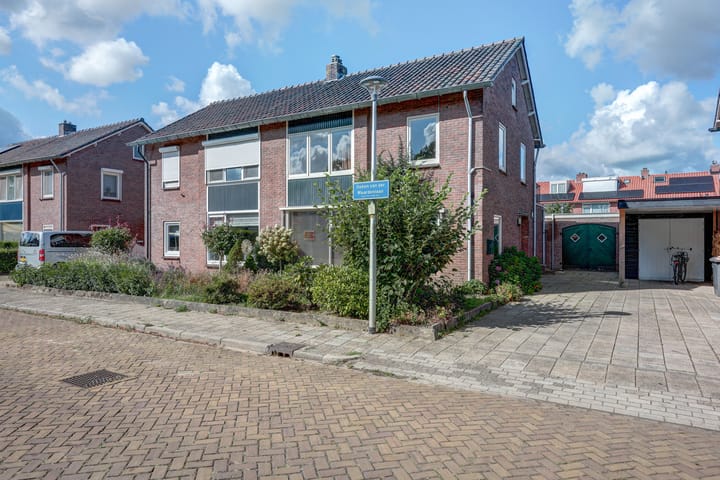 Deken van der Waardenlaan 12 in Almelo