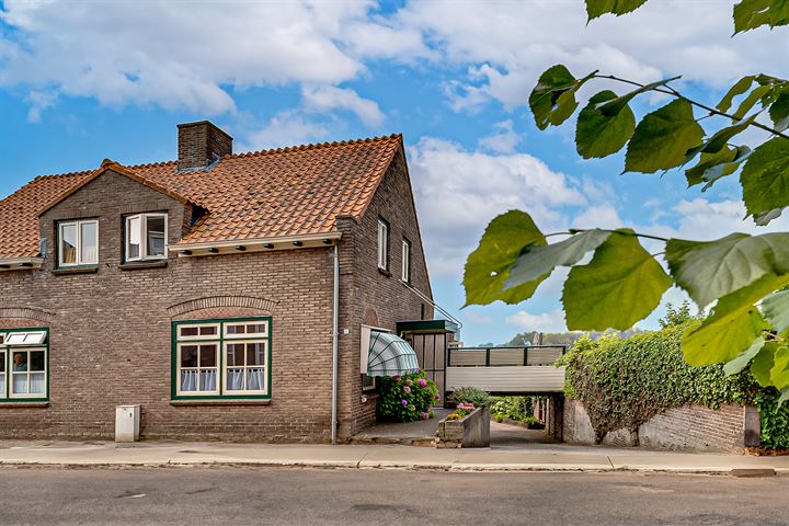 Dorpsdijk 24 in Lobith foto