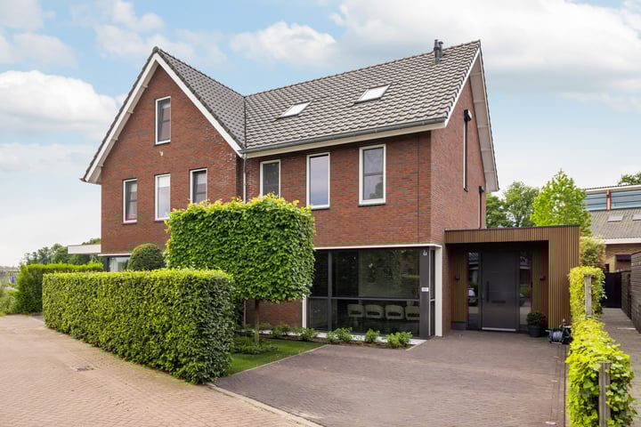 Dorpsplein 10E in Wekerom foto