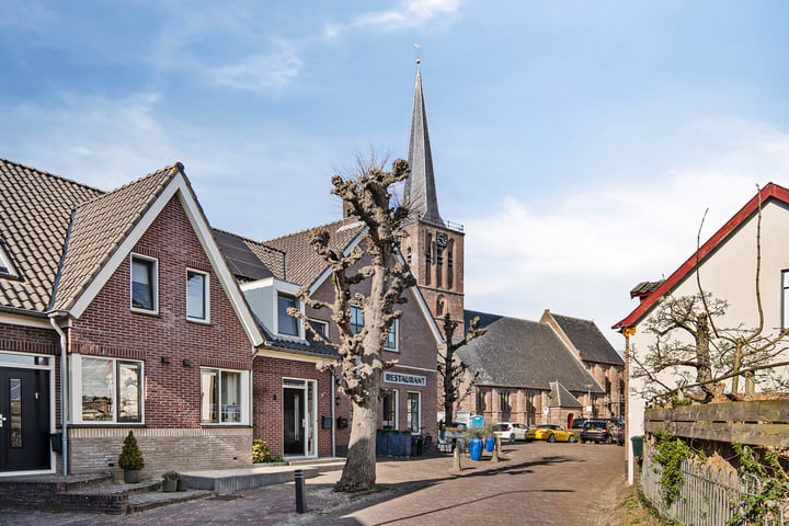 Dorpsplein 3 in Maurik foto