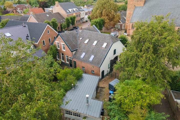 Dorpsplein 8 in Maurik foto