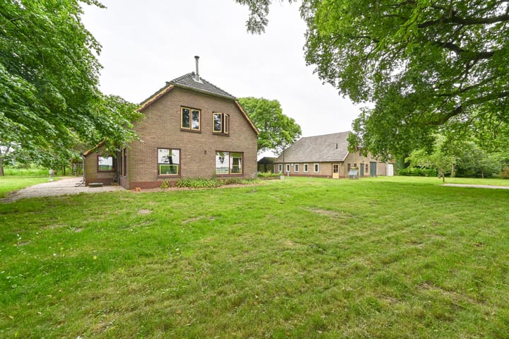 Dorpsstraat 1 in Bronnegerveen foto
