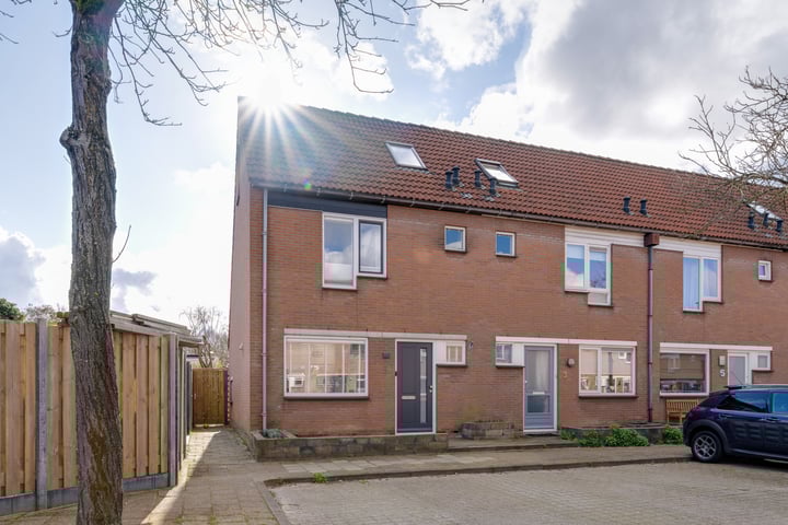 Dovenetelstraat 1 in Purmerend foto