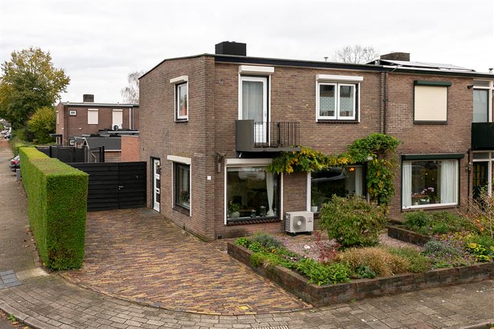 Dovenetelstraat 1 in Rheden foto