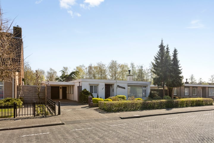 Ds. Louwe Kooymanslaan 3 in Waalwijk foto