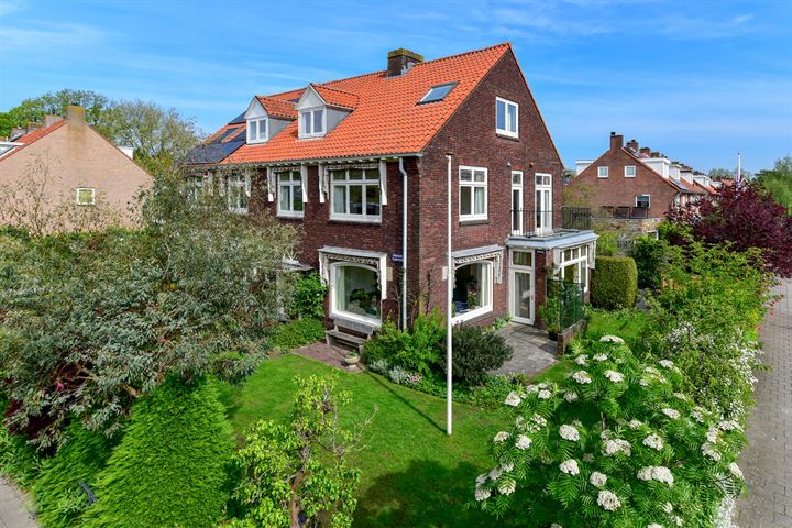 Duinroosplantsoen 14 in Haarlem foto