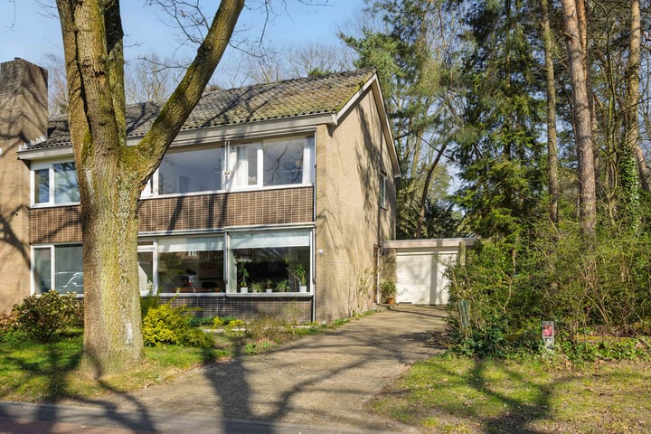 Eikenburglaan 24 in Rosmalen