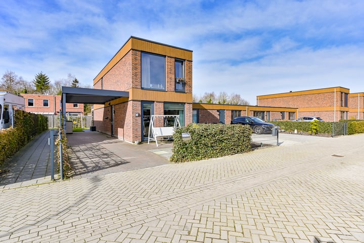 Eikenwal 22 in Emmen foto