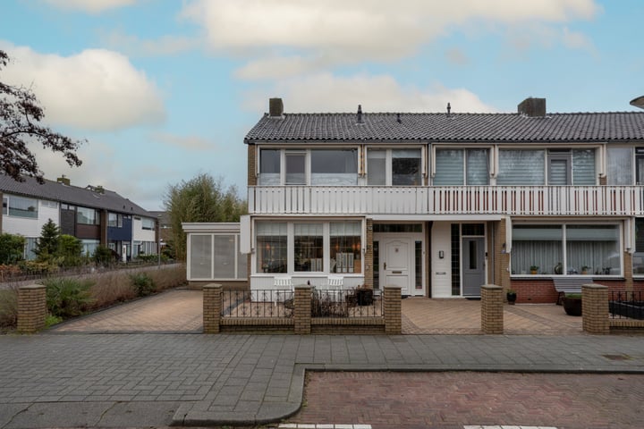 Elzenlaan 15 in Rozenburg foto