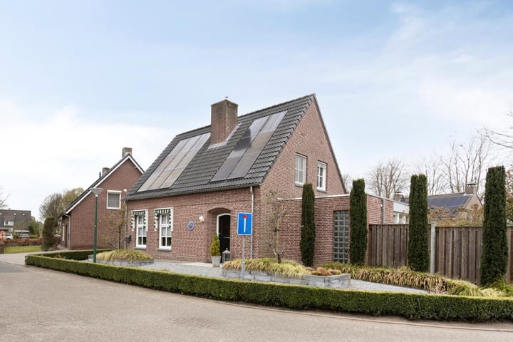 Engelbertplein 1 in Luyksgestel foto