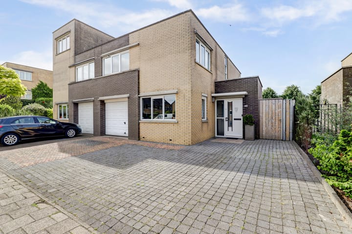 Etty Hillesumstraat 132 in Spijkenisse foto