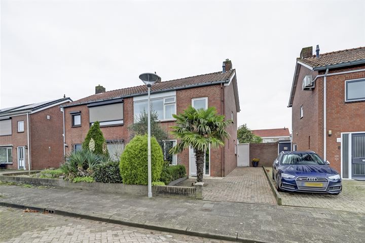 Europastraat 27 in Dinteloord foto