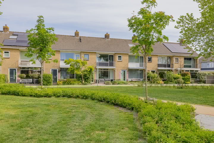 Goeverneurplantsoen 12 in Hazerswoude-Rijndijk foto