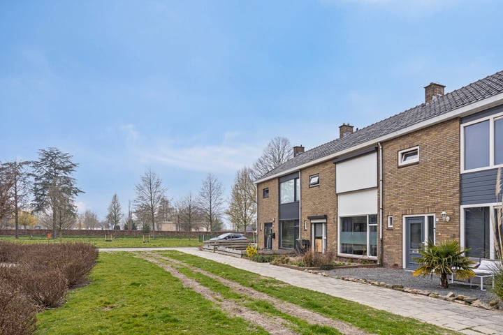 Goudenregenstraat 14 in Numansdorp foto