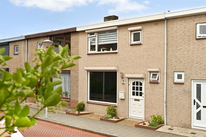 Goudenregenstraat 4 in Steenbergen foto