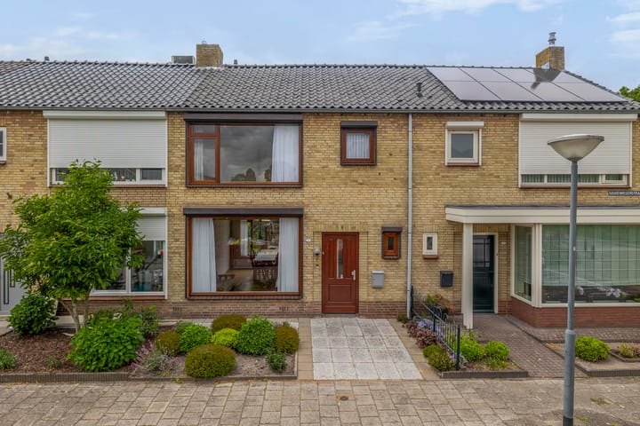 Goudenregenstraat 4 in Waalwijk foto