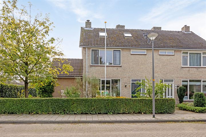 Goudenregenstraat 49 in Borne foto