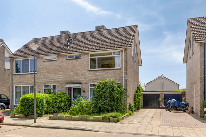 Goudenregenstraat 55 in Borne foto