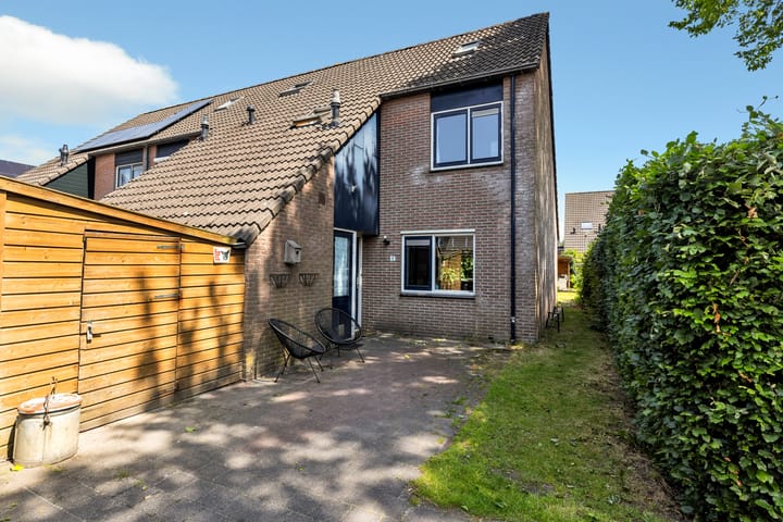 Goudvink 6 in Emmen foto