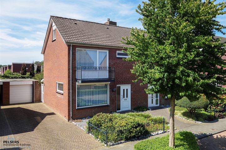 Gouverneur van Hövelllaan 25 in Reuver foto