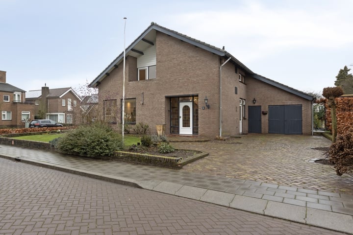 Graaf Gerardstraat 1 in Mook foto