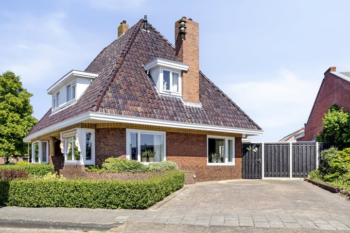 Grachtstraat 1 in Zoutkamp